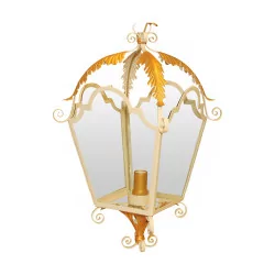 个奶油色和金色彩绘金属灯笼。