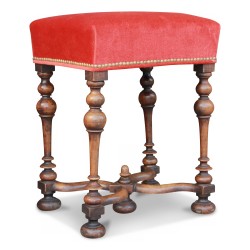 Louis XIII-Hocker mit rotem Stoffbezug.