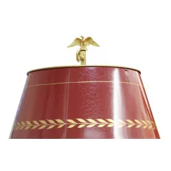 Une lampe bouillotte en laiton avec abat jour rouge