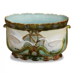 天鹅装饰的便壶。法国。