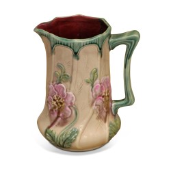 Pichet barbotine orné de fleurs.