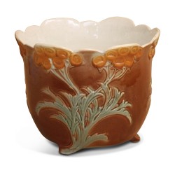 Pot barbotine orné de fleurs.
