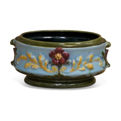 Übertopf mit Blumen verziert.