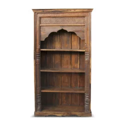 indisches Bücherregal aus geschnitztem exotischem Holz.