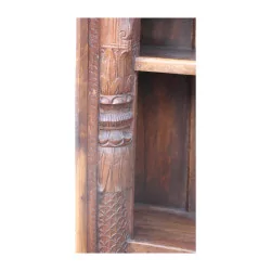 indisches Bücherregal aus geschnitztem exotischem Holz.