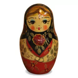 Русская кукла, или матрешка, представляет собой полую фигурку, сделанную из …