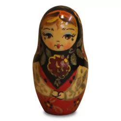 俄罗斯套娃或俄罗斯套娃是一种由……制成的空心人形