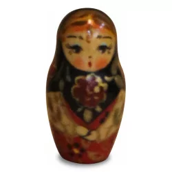 Eine russische Puppe oder Matroschka ist eine Hohlfigur aus …