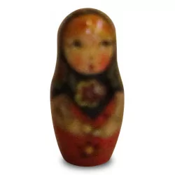 Русская кукла, или матрешка, представляет собой полую фигурку, сделанную из …