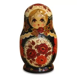 俄罗斯套娃或俄罗斯套娃是一种由……制成的空心人形