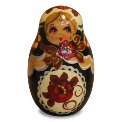 俄罗斯套娃或俄罗斯套娃是一种由……制成的空心人形