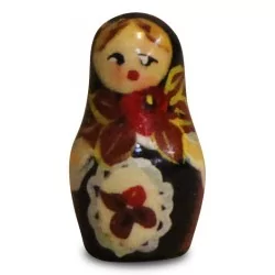 俄罗斯套娃或俄罗斯套娃是一种由……制成的空心人形