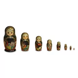 俄罗斯套娃或俄罗斯套娃是一种由……制成的空心人形