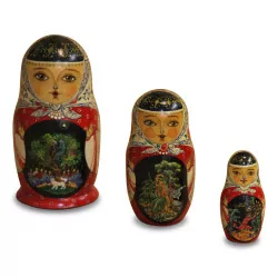 Une poupée russe, ou matriochkas, est une figurine creuse en …