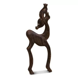 Une antilope sculpté en bois ébène foncé