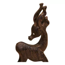 Une antilope sculpté en bois ébène foncé