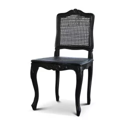 Une chaise noire de style Louis XV en noyer