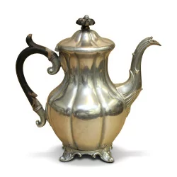 Ein Set aus 4 dekorativen Teekannen aus Zinn