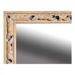 Miroir avec cadre en bois sculpté et peint.