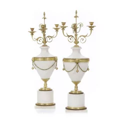 Paire de candélabres de style Louis XVI, en marbre blanc et …