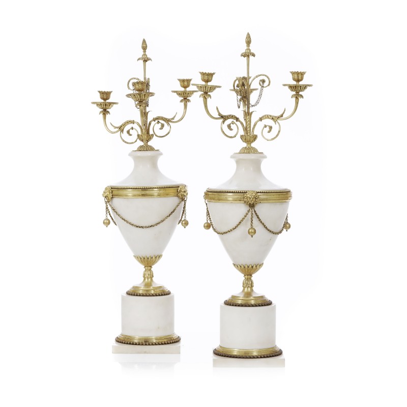 Paire de candélabres de style Louis XVI, en marbre blanc et … - Moinat - Bougeoirs, Chandeliers