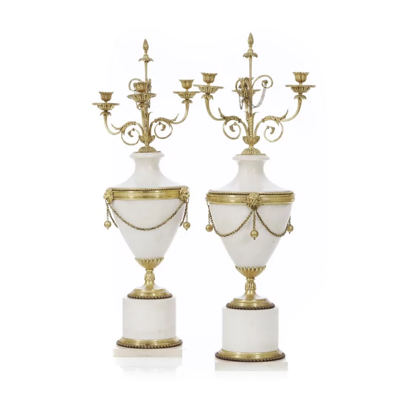 Paire de candélabres de style Louis XVI, en marbre blanc et … - Moinat - Bougeoirs, Chandeliers