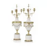 Paire de candélabres de style Louis XVI, en marbre blanc et … - Moinat - Bougeoirs, Chandeliers