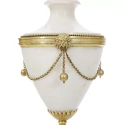 Paire de candélabres de style Louis XVI, en marbre blanc et …