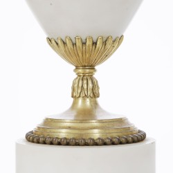 Paire de candélabres de style Louis XVI, en marbre blanc et …