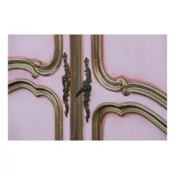 Большой гардероб в стиле Людовика XV из формованного орехового дерева, окрашенный в розовый и…