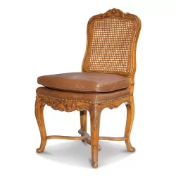 Un lot de douze chaises Louis XV régence en hêtre