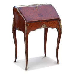 Bureau dos d'âne Louis XV galbé, en bois de violette richement …