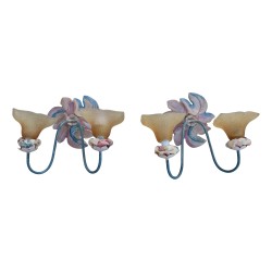 Paire d'applique en bois sculpté rose et bleu.