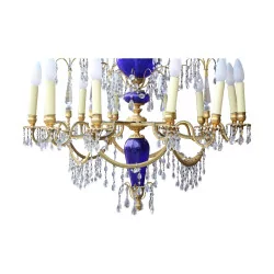 盏镀金青铜和蓝色玻璃水晶吊灯。