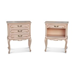 Paar Louis XV-Nachttische, rosa und gold bemalt, einer mit 3 …