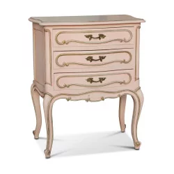 对路易十五床头柜涂成粉红色和金色，一个有 3 …