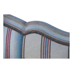 个模压路易十五床头板，覆盖有条纹织物……