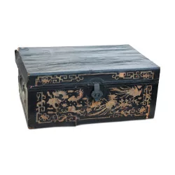 „chinesischer“ Koffer aus schwarzem Lederpapier und Holz wohl …