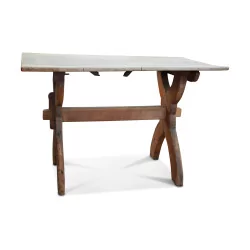 张带 X 形杉木桌腿和托盘的瑞士木屋桌……