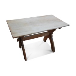 Une table Suisse de chalet avec des pieds sapin en X