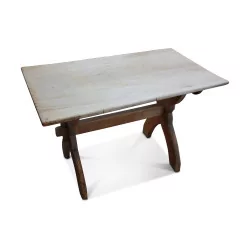 张带 X 形杉木桌腿和托盘的瑞士木屋桌……