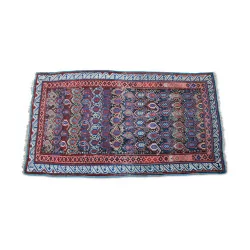 Ein rot-blauer Teppich aus Pakistan/Afghanistan.