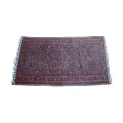 Ein rot-blauer Teppich aus Pakistan/Afghanistan.