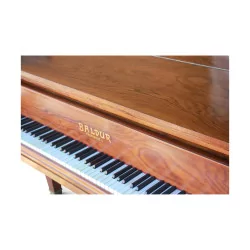 Un piano Baldur de 1928 en bois.