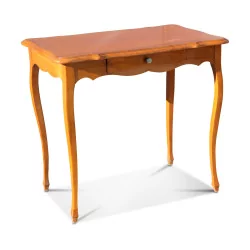 伯尔尼风格的路易十五胡桃木边桌