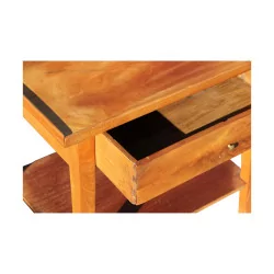 Une table Directoire en noyer avec un tiroir et un plateau