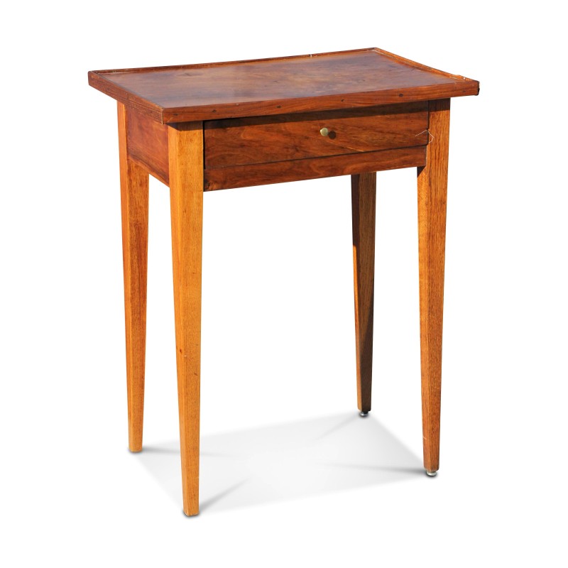 Une petite table en chêne et plateau noyer.