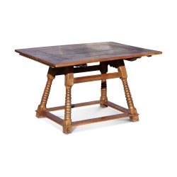 Une table valaisanne en noyer marquetée.