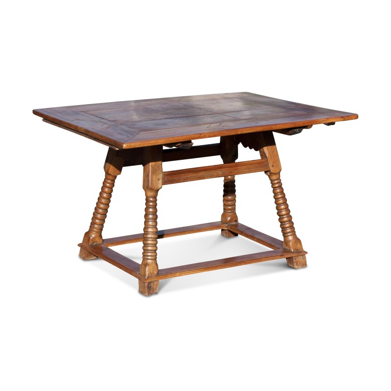 Une table valaisanne en noyer marquetée. - Moinat - Tables de salon Une table valaisanne en noyer marquetée. - Moinat - Tables de salon