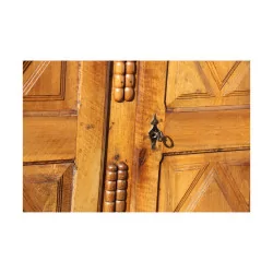 个路易十三胡桃木半柱“立人”橱柜……